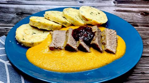 Zdravá sviečková na tanieri s brusnicami