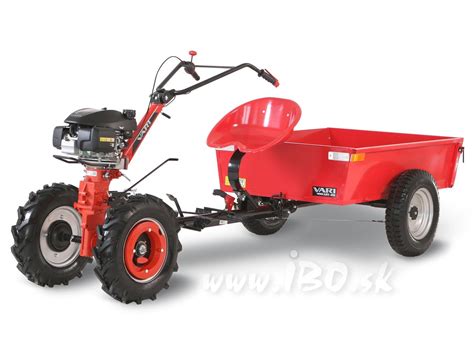 Malotraktor Vari s pripojeným vyorávačom zemiakov v akcii