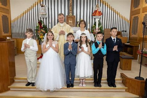 Rodina pripravuje dom na oslavu prvého svätého prijímania