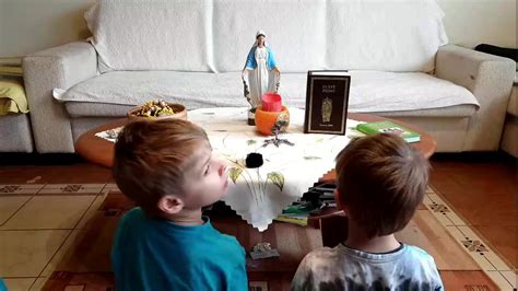 Deti sa modlia pred oltárom