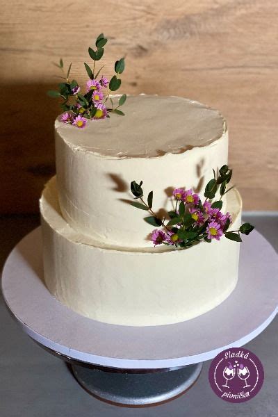 Svadobná torta zdobená čerstvými a marcipánovými kvetmi