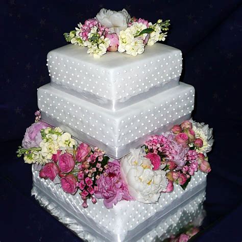 Rôzne marcipánové kvety na svadobnej torte