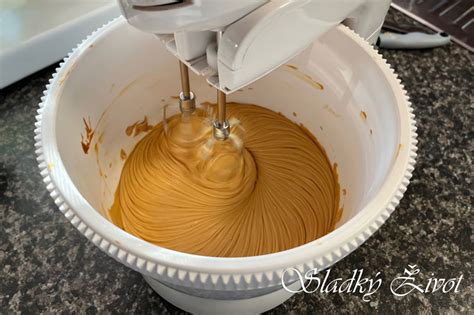 Plnenie torty krémom pomocou cukrárskeho vrecka