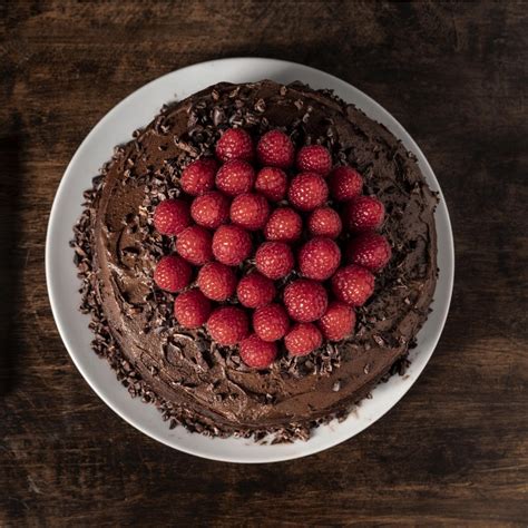 Hotová čokoládovo-vanilková torta s malinami