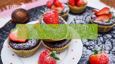 Čokoládové muffiny s polevou a posýpkou