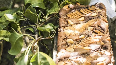 Čokoládovo-hruškový koláč s orechmi