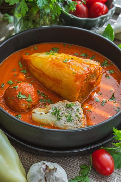 Vegánska plnená paprika s paradajkovou omáčkou