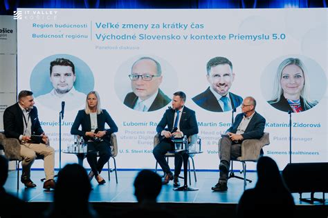 Fotografia bačov ochutnávajúcich bryndzu a diskutujúcich o nových technológiách