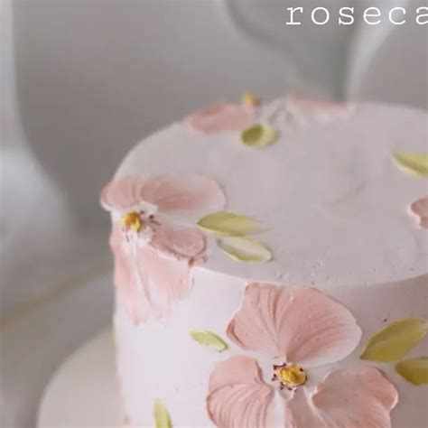 Krémové ruže na torte