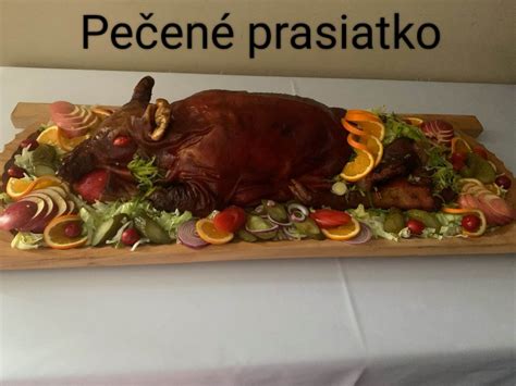 pečené prasiatko na stole