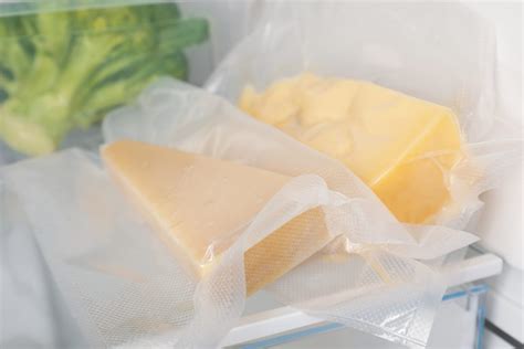 Vykúlené cesto zabalené vo fólii, odpočívajúce v chladničke