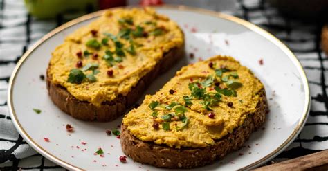 Vegánska mrkvovo-tofu nátierka na celozrnnom pečive