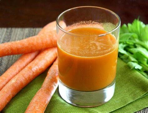 Pripravené jablkovo-mrkvové smoothie so zelerom