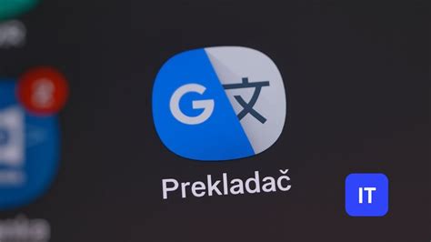 Používateľ drží telefón s aplikáciou Prekladač Google, ktorá prekladá jedálny lístok v reálnom čase