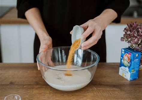 Zmiešanie ingrediencií na sladkokyslú marinádu