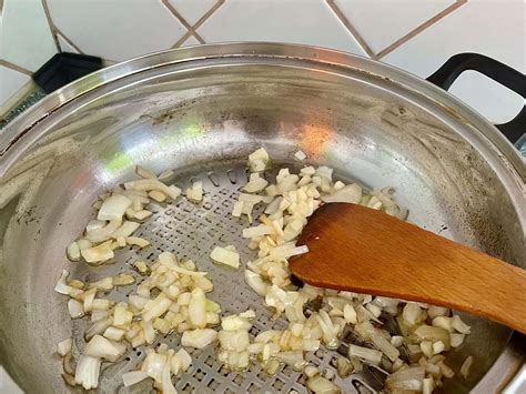 Restovanie cibule a špekáčkov