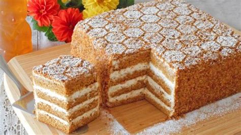 Hotová medová torta s vrstvami krému