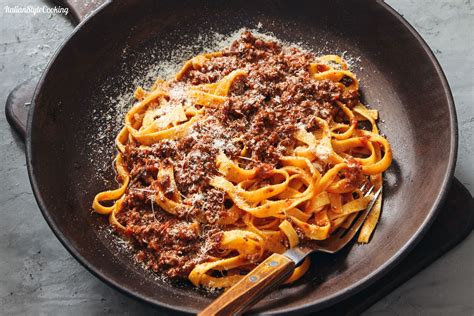 Tagliatelle al ragú s parmezánom a čerstvou bazalkou