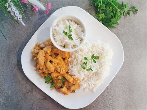 Kurací Stroganov s ryžou a čerstvou petržlenovou vňaťou