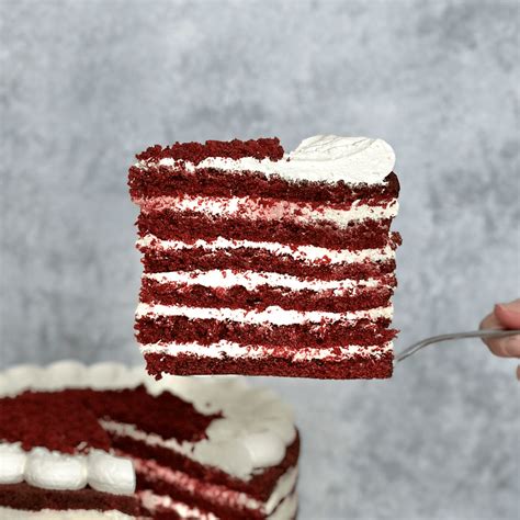 Red Velvet torta s výraznou červenou farbou a bielym krémom
