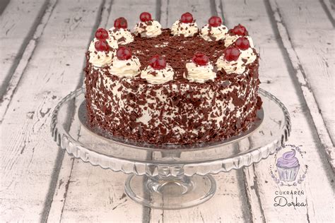 Schwarzwaldská torta s čerešňami a čokoládovými hoblinami