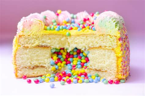 Dúhová torta s lentilkami