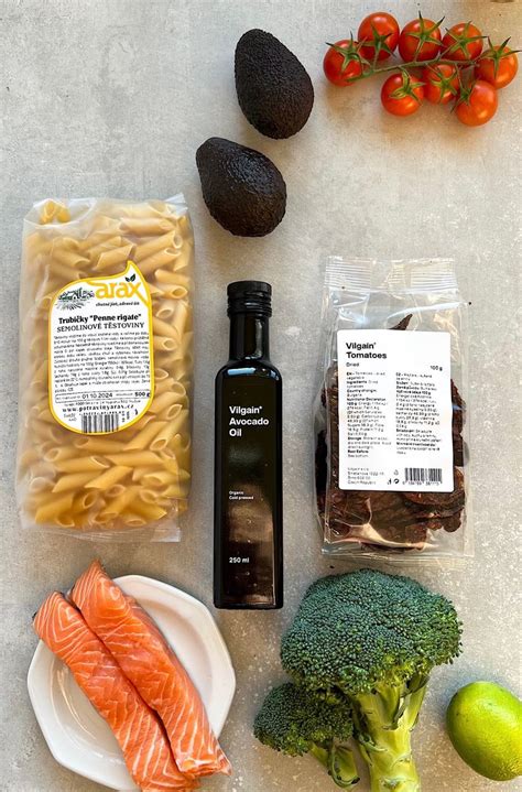 Ingrediencie na prípravu cestovín s avokádom a lososom