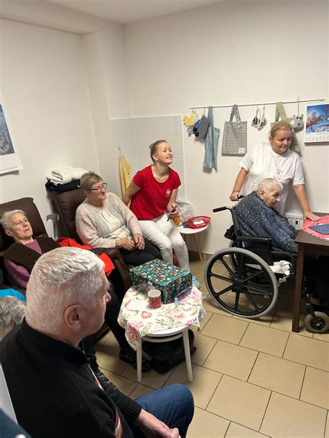 Fotografia interiéru denného stacionára so seniormi pri aktivitách