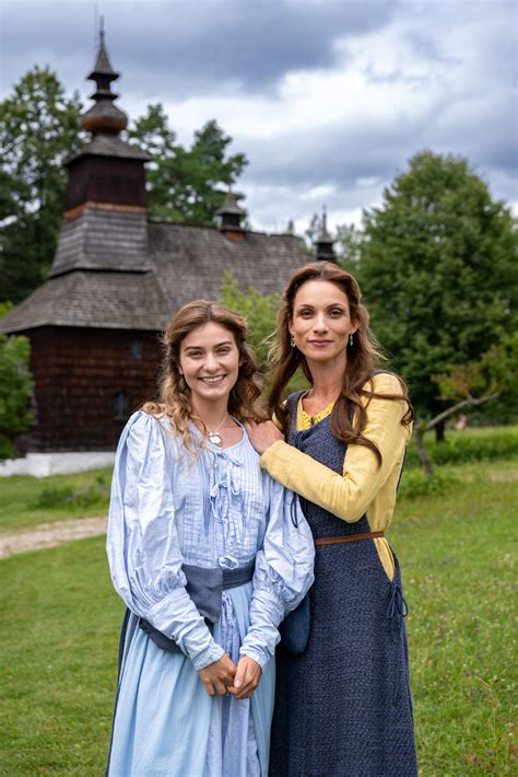 Rodina krájajúca jablko na Štedrý večer