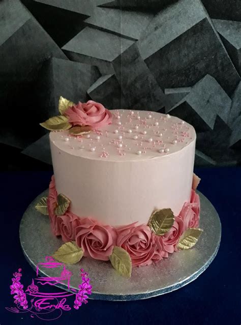 Torta zdobená krémovými ružami a lístkami