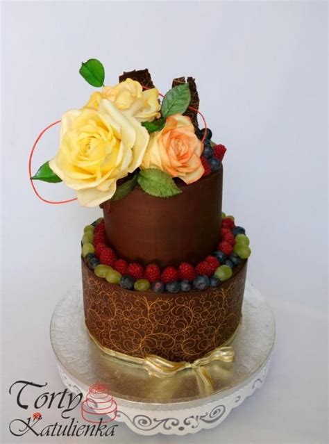 Torta zdobená cukrovými pivonkami a lístkami