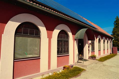 Exteriér reštaurácie Lampáreň s kamennou fasádou a okoloidúcim vlakom