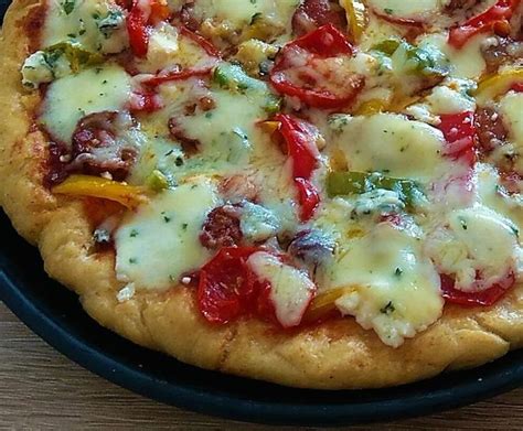 Pizza s mozzarellou a paradajkami