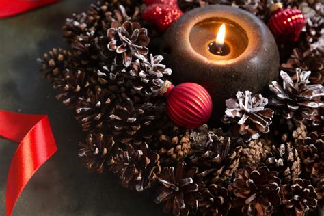 Adventný veniec zo šišiek