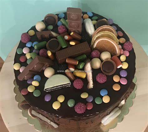 Torta zdobená farebnými cukrovinkami a posýpkami