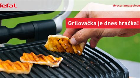 Rodina grilujúca na elektrickom grile Tefal na terase