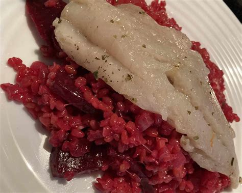 Detailný záber na panenku a uvarený bulgur na tanieri