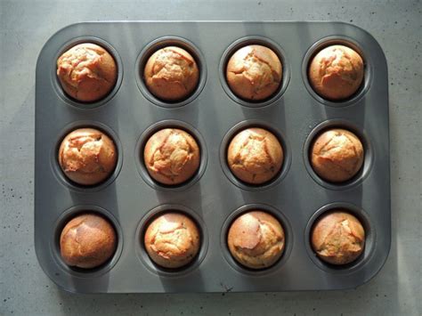 Muffinová forma s čerstvo upečenými muffinmi