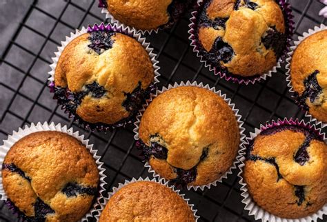 Hotové čučoriedkové muffiny s posýpkou