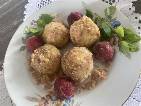 Hotové zemiakové gule posypané strúhankou a cukrom
