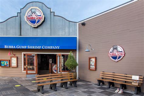 Interiér reštaurácie Bubba Gump Shrimp Co. s filmovou tematikou