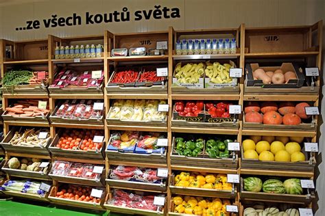 Regály s bezlepkovými výrobkami v obchode