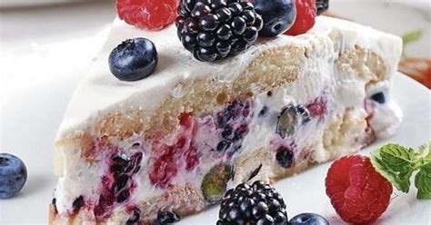 Hotová nepečená smotanová torta s lesným ovocím