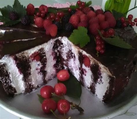 Čokoládová torta bez múky s lesným ovocím