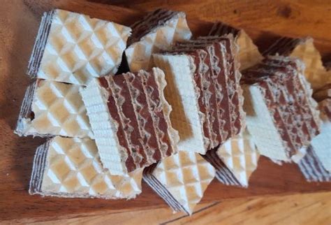Nakrájané čokoládové oblátky na servírovacom tanieri