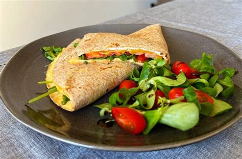 Vaječná tortilla so syrom a zeleninou na panvici