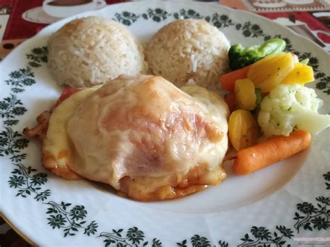 Ingrediencie na zapekané kuracie prsia s broskyňou, šunkou a syrom