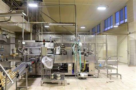 Interiér modernej výrobnej haly Pekárne Drahovce s bezdotykovou linkou