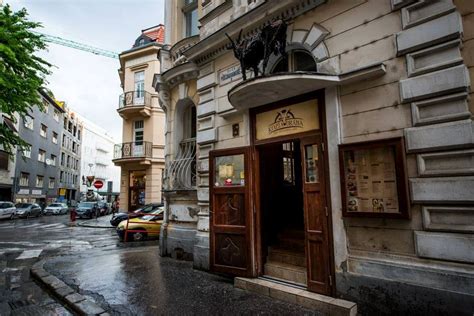 Exteriér reštaurácie Kozia Brána s ikonickou sochou kozy