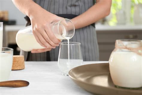 Rôzne druhy rastlinných mliek na výrobu vegánskeho jogurtu
